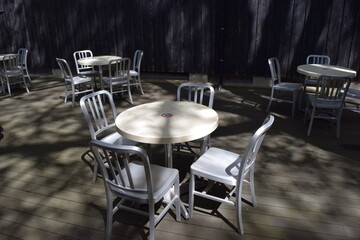 白いテーブルとイス 木漏れ日