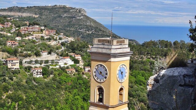 Vue sur le clocher de l'&eacute;glise Notre-Dame-de-l'Assomption d'&Egrave;ze, Alpes-Maritimes, Provence-Alpes-C&ocirc;te d&rsquo;Azur, France.