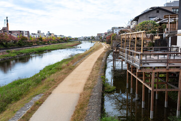 早朝の京都鴨川と鴨川納涼床