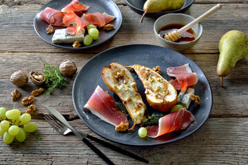 Birnen mit Gorgonzola gef&uuml;llt und &uuml;berbacken, serviert mit Waln&uuml;ssen und S&uuml;dtiroler Speck  - Baked pears stuffed with gorgonzola blue cheese, served with walnuts and South Tyrolean bacon