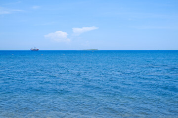 Obraz premium sunny day at Bangsring Beach Banyuwangi, floating house in the ocean, blue sky and sea, sea and sky, boat in the sea, beach and sea