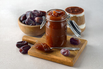 Diet caramel sauce from dates