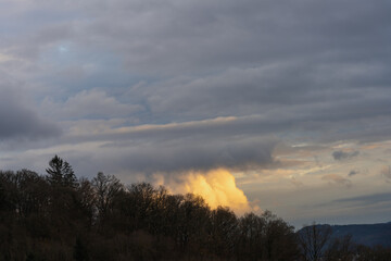 Fototapeta premium Wolken über Stadt und Land weich zart