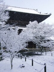 京都　南禅寺三門の雪景色