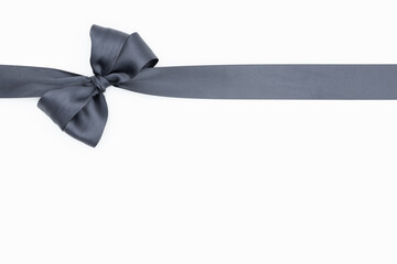 Nœud de ruban de satin pour paquet cadeau de couleur gris, isolé sur du fond blanc. Arrière-plan avec nœud en ruban sur fond blanc.