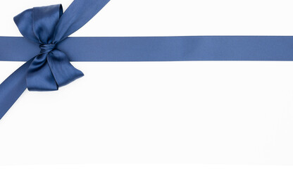 Nœud de ruban de satin pour paquet cadeau de couleur bleu, isolé sur du fond blanc. Arrière-plan avec nœud en ruban sur fond blanc.