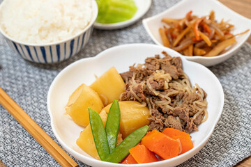 食卓の肉じゃが