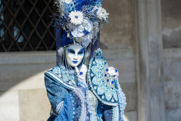 Fototapeta na wymiar elegant costume with fan for mardi gras