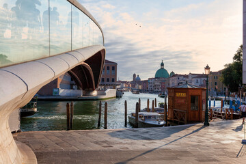 Venezia.Ponte della Costituzione sul Canal Grande verso Santa Lucia e San Simon Piccolo
