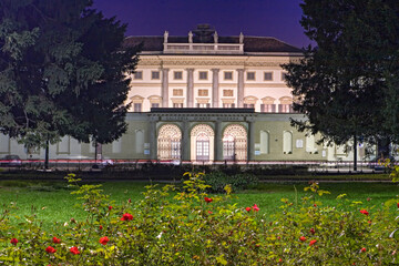 Fototapeta na wymiar Milano. Veduta notturna di Villa Comunale su via Palestro dai giardini