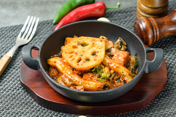 Mala xiang guo, Chinese spicy stir-fry hot pot : Strongly flavored with mala, it often contains meat and vegetables, and has a salty and spicy taste. The preparation process involves placing the requi