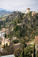 Obraz premium Brisighella, Ravenna. Panorama con la Rocca Manfrediana con Torre dell' Orologio sopra il borgo