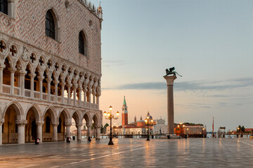 Venezia. Piazza San Marco con angolo di Palazzo Ducale e colonna con leone verso San Giorgio Maggiore - obrazy, fototapety, plakaty