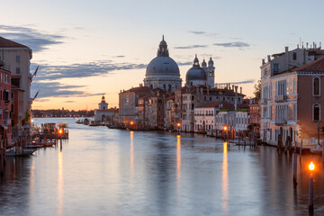 Obraz na płótnie Canvas Venezia. Basilica La Salute all'alba sul Canal Grande verso la Dogana