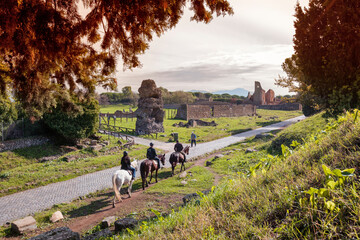 Roma. Cavalieri lungo la Via Appia Antica