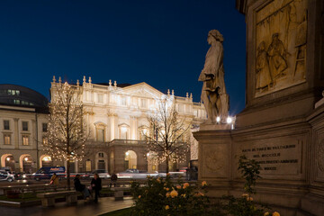 Milano. Monumento a Leonardo con Teatro alla Scala
