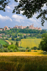 Corinaldo, Ancona. Marche. Veduta del borgo nel contesto rurale