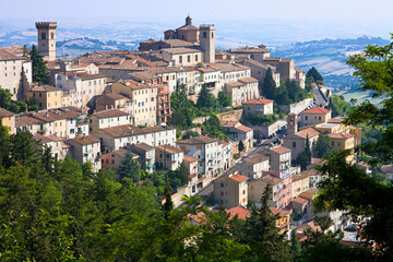 Fototapeta na wymiar Arcevia, Ancona. Veduta del borgo dall' alto
