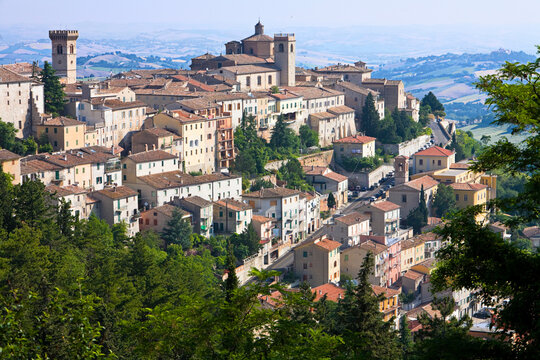 Arcevia, Ancona. Veduta del borgo dall' alto