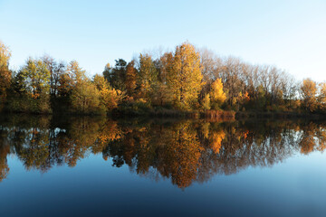 Obraz premium Picturesque view of lake and trees on autumn day