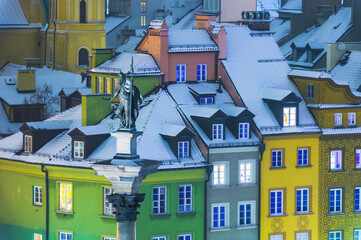Rynek starego miasta zimą . w tle zabytkowe budynki i kolumna Zygmuta © smoku7979