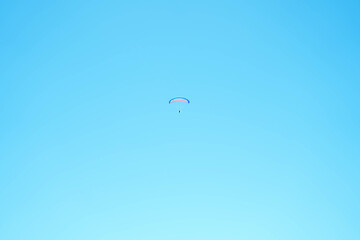 Paraglider flying in the blue sky.
Run through the air like a bird.