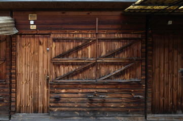 Bazar Różyckiego na Pradze Północ w Warszawie. Jedna z zabytkowych bud drewnianych - obrazy, fototapety, plakaty