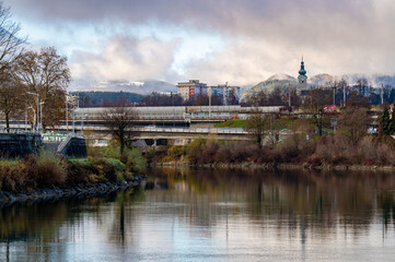 Naklejka premium Flusslandschaft in Villach