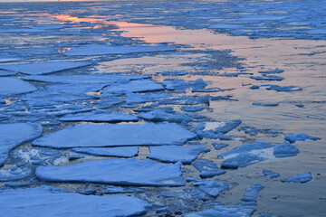 Fototapeta na wymiar Sunset cruising on Floating ices 