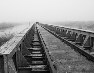 most na jeziorze, kładka dla ludzi czarnobiała fotografia  