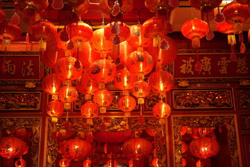 Lampions rouges en papier suspendus dans un temple chinois à Bangkok