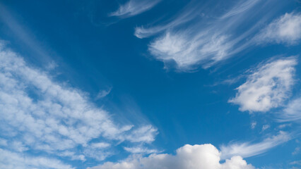 Nubes blancas ligeras arrastradas por el viento sobre cielo azul