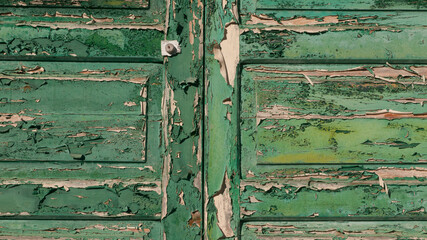 Puerta de madera con pintura pelando