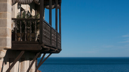 Balcón de madera frente a horizonte marino