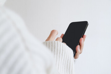 スマホを操作する手元