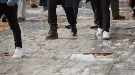 Obraz premium 雪が溶けた地面で歩いている人々の姿