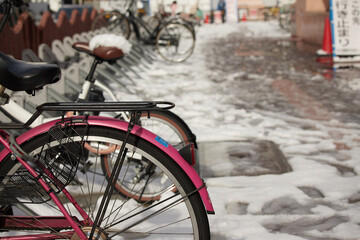 Fototapeta na wymiar 街の駐輪場の積雪の風景
