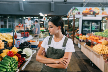 Obraz premium Woman seller of fruit at the market near the counter