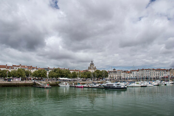 Obraz premium Le port de La Rochelleet son horloge par temps nuageux 