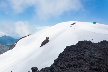 Alpinistas en la cima del volcán casa blanca (chile) bajo un hermoso cielo azul. Nieve y rocas...