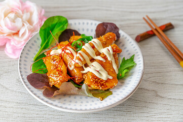 マヨネーズをかけた鶏ムネ肉の照り焼き