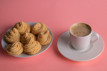 photo meringue cakes on a plate