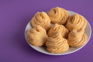 photo meringue cakes lying on a plate