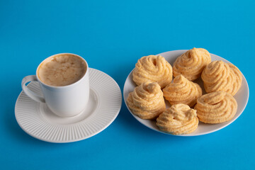 photo meringue cake and a cup of hot coffee