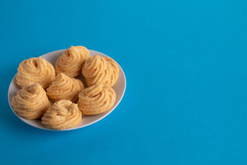 the photo of the baked merchant on the plate is on the right side