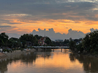 Fototapeta na wymiar Sunset over the Wang river in Lampang, Thailand