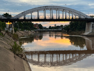 Obraz premium Rassadapisek Bridge over the Wang river at sunset
