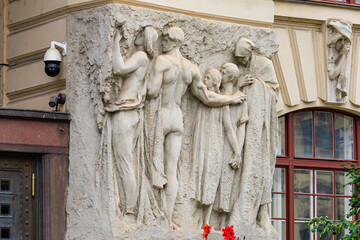 Obraz premium Ancient bas-reliefs in the architecture of the city. Historical and cultural heritage. Background with selective focus