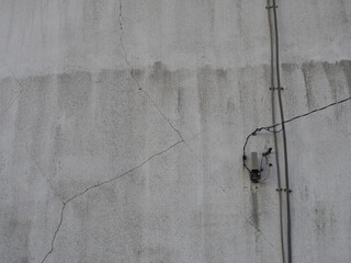 ひび割れた壁と電線