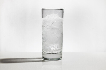Fototapeta 氷水　ice and water in a cup obraz